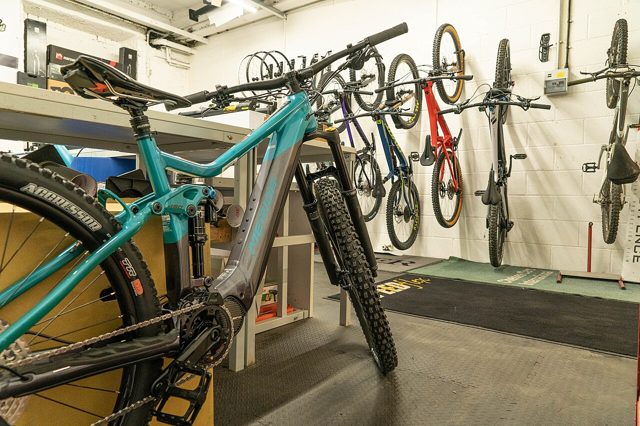 Fahrradwerkstatt mit Rädern an der Wand und Montageständer
