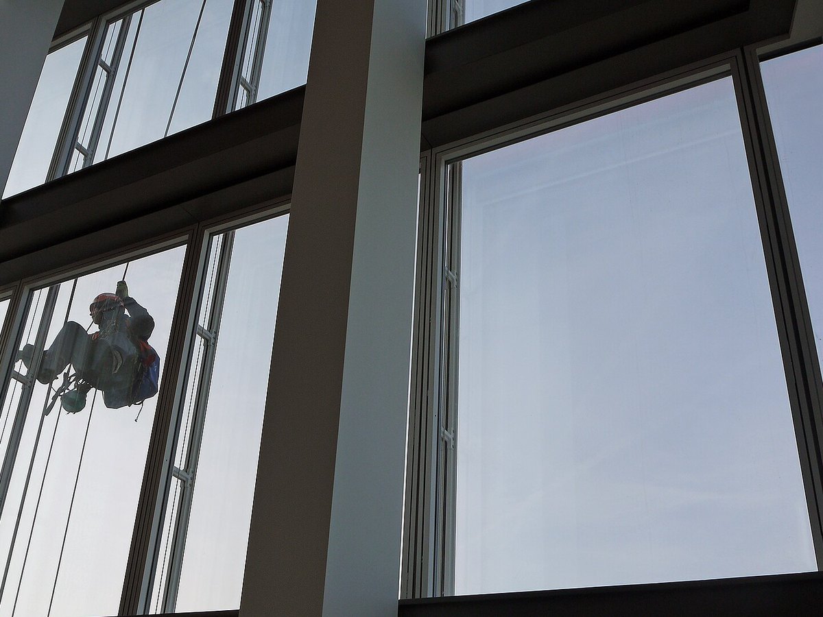 Glasfassade eines Gebäudes mit sauberen Fenstern