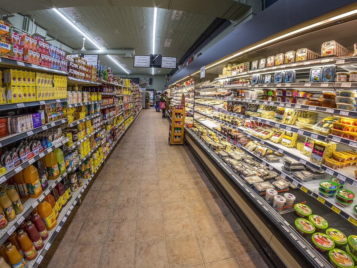Gang in einem Supermarkt mit gefüllten Regalen